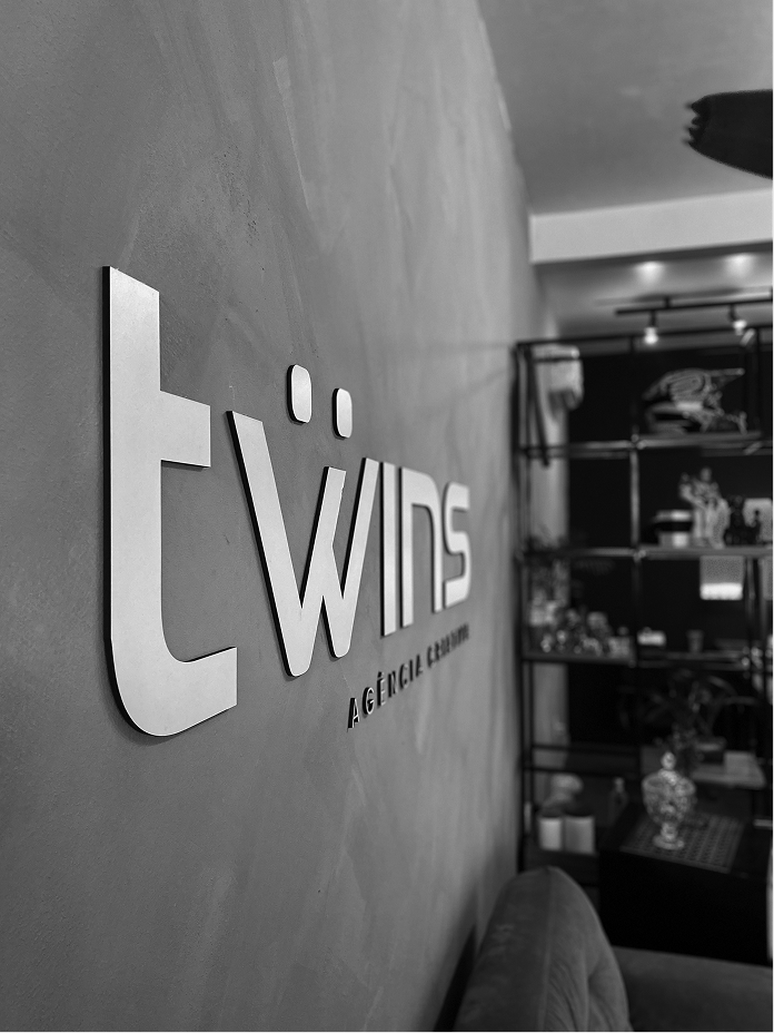 Letreiro da Twins Criativa no escritório da agência